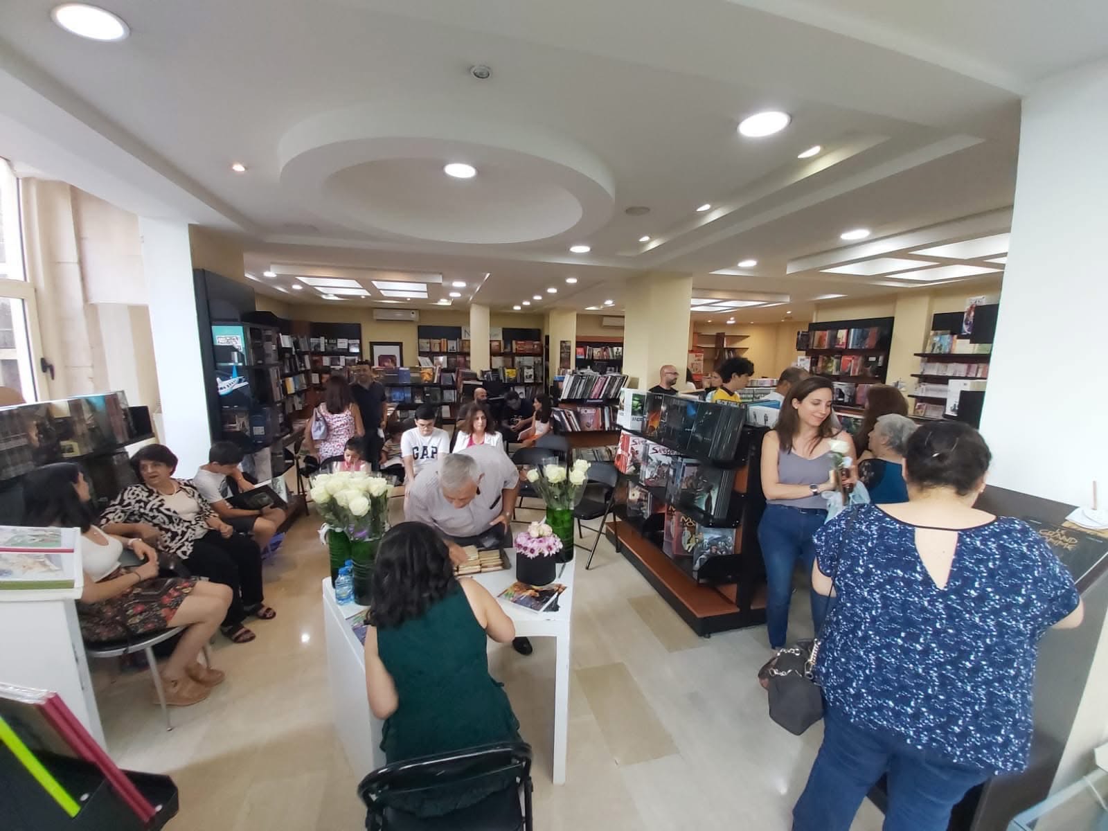 Vue d'ensemble de la rencontre à la Librairie Stephan, le public assis, Salam Chaya signant des exemplaires au premier plan