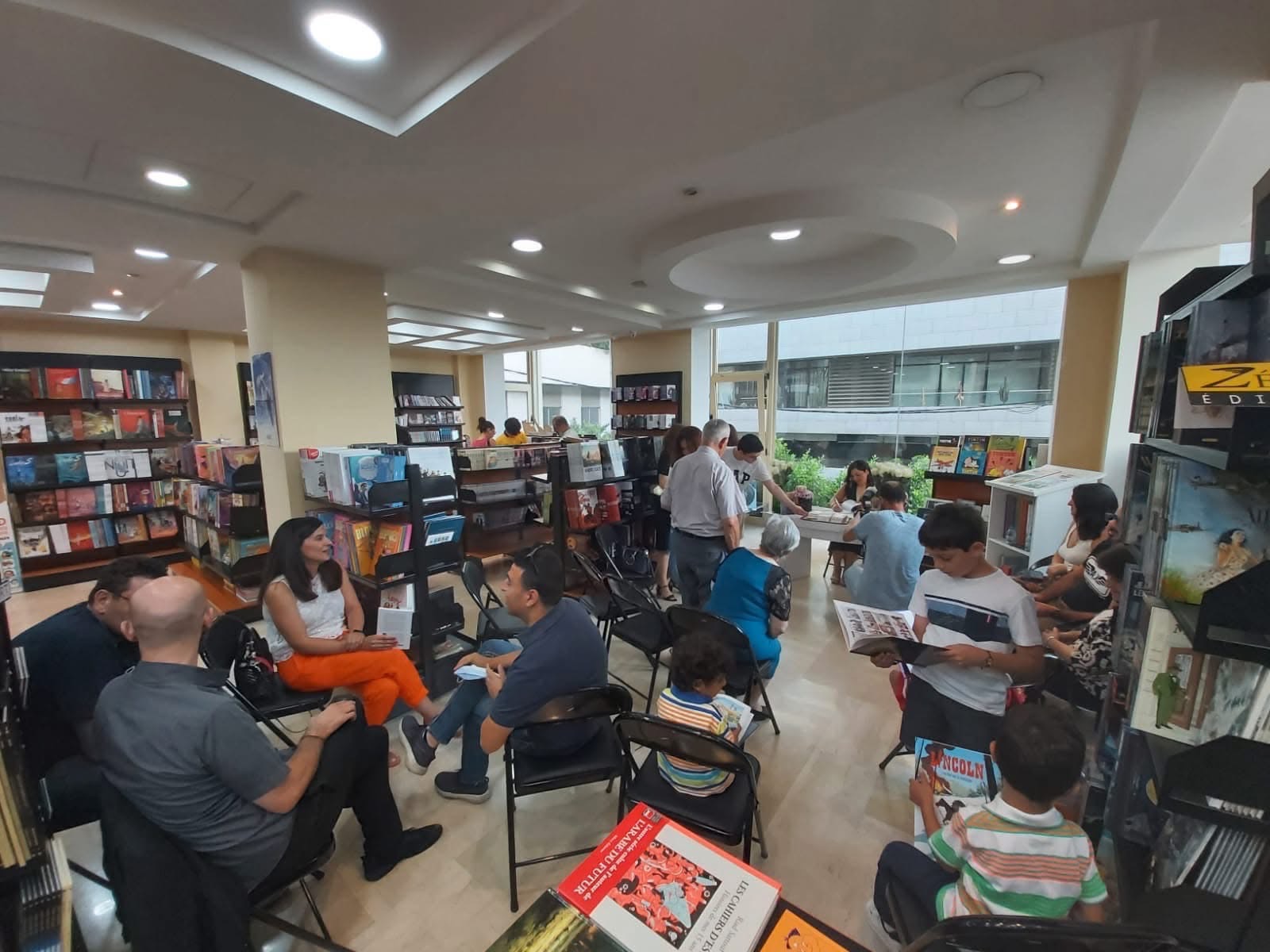 Vue large de la Librairie Stephan — autre angle, lecteurs et invités