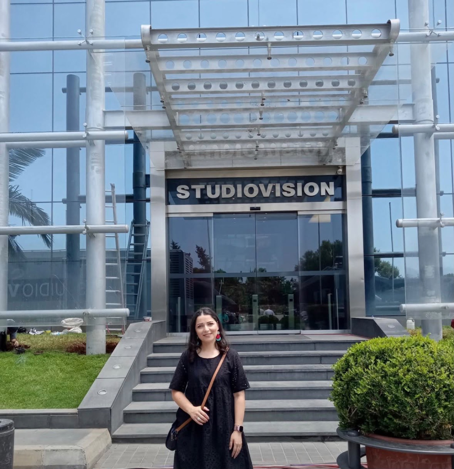 Salam Chaya en robe noire devant l'entrée du studio MTV — StudioVision, Beyrouth