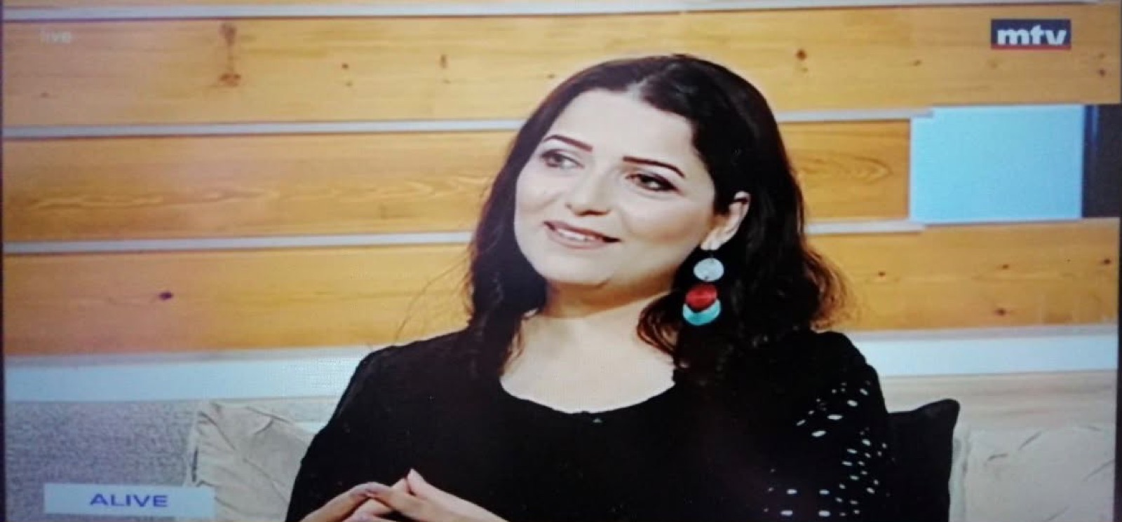Gros plan de Salam Chaya à l'écran pendant l'émission MTV Alive avec le bandeau « ALIVE »
