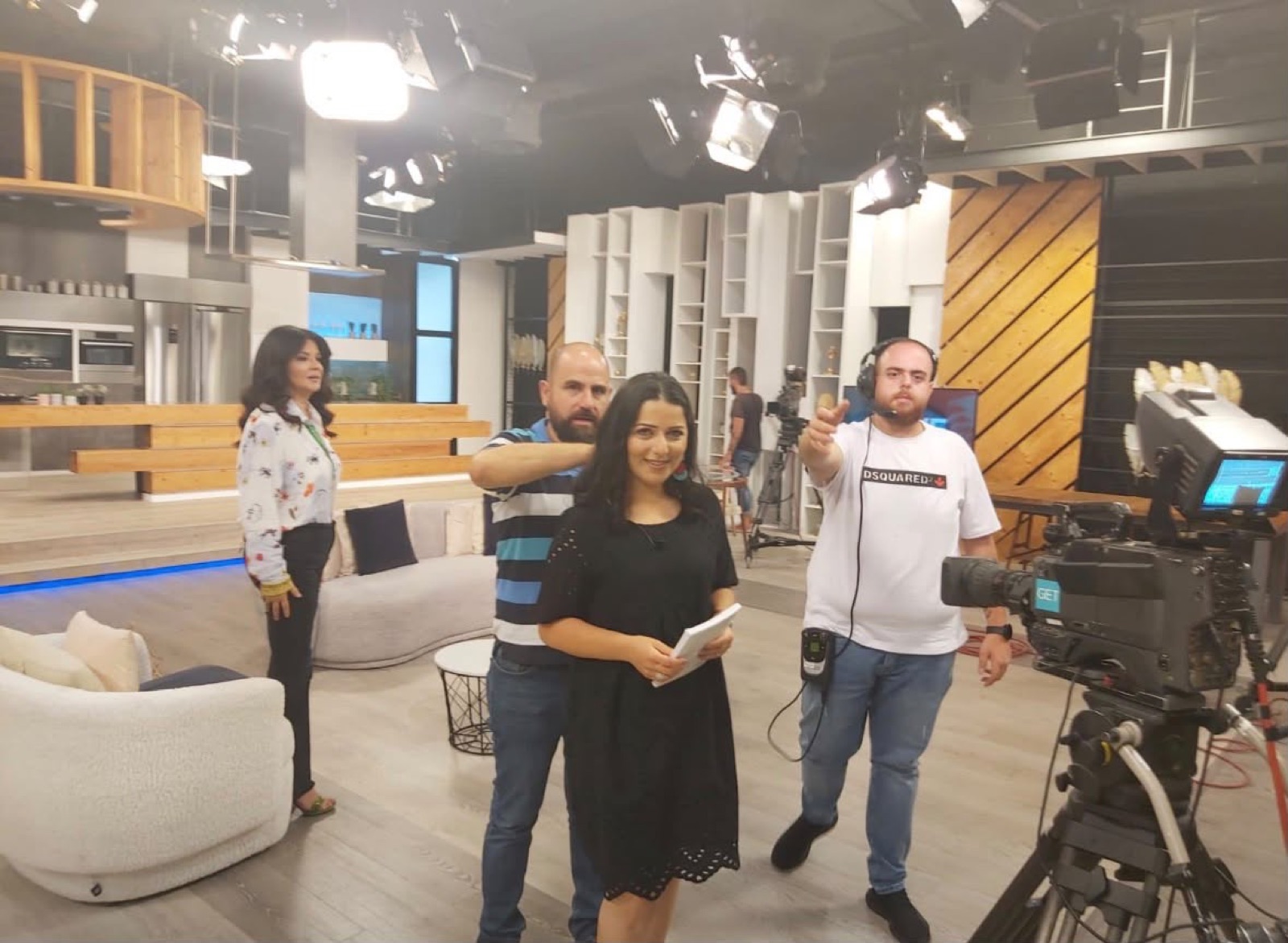 Coulisses du plateau MTV — techniciens préparant les micros et caméras autour de Salam Chaya