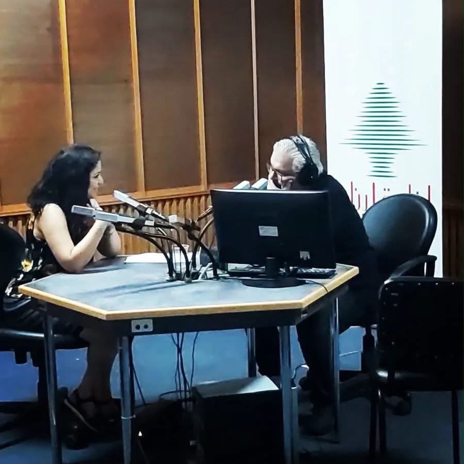Salam Chaya au micro dans le studio de Radio Liban, Said Melki à la console de l'autre côté de la table