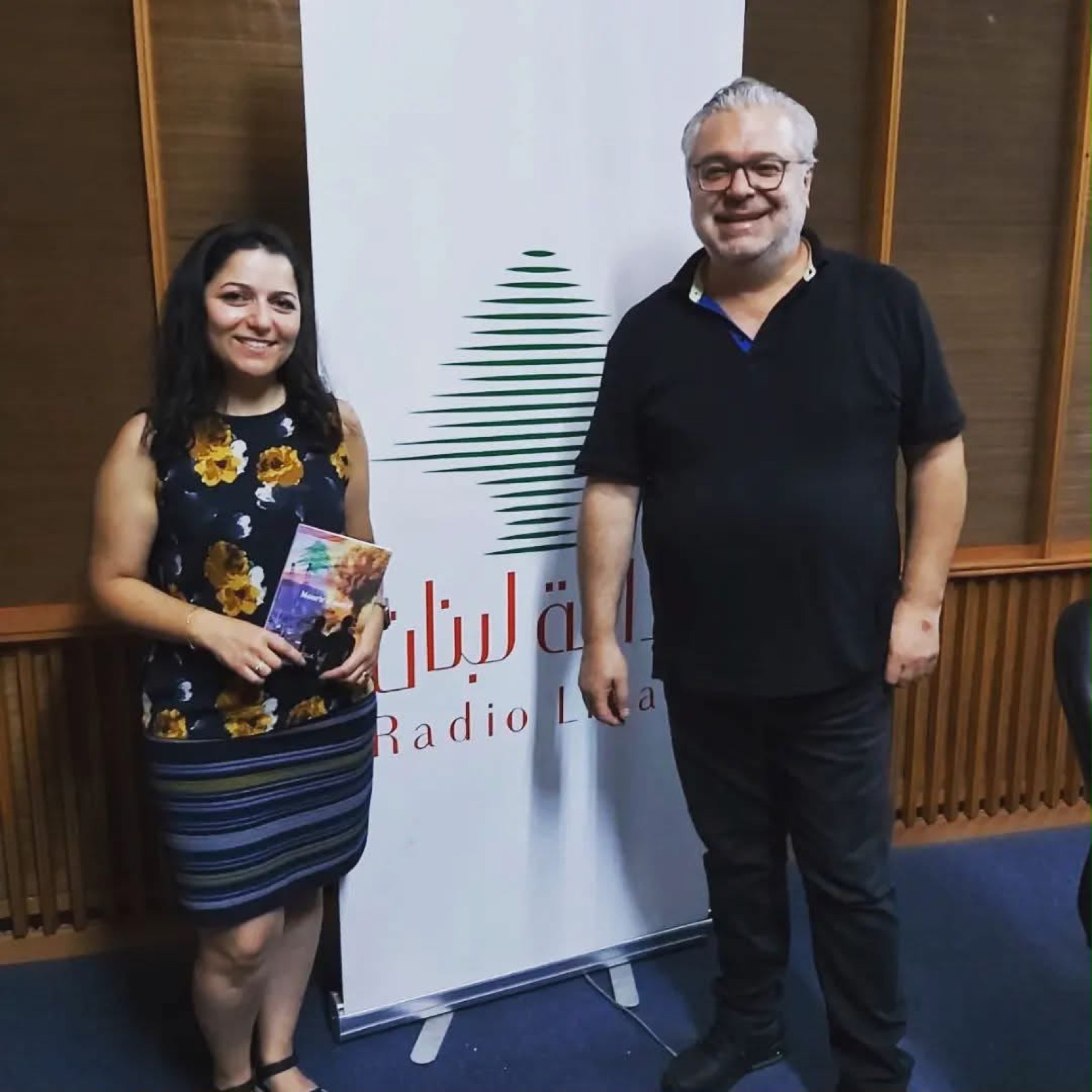 Salam Chaya et Said Melki devant la bannière Radio Liban, Salam tenant un exemplaire de Mourir d'aimer