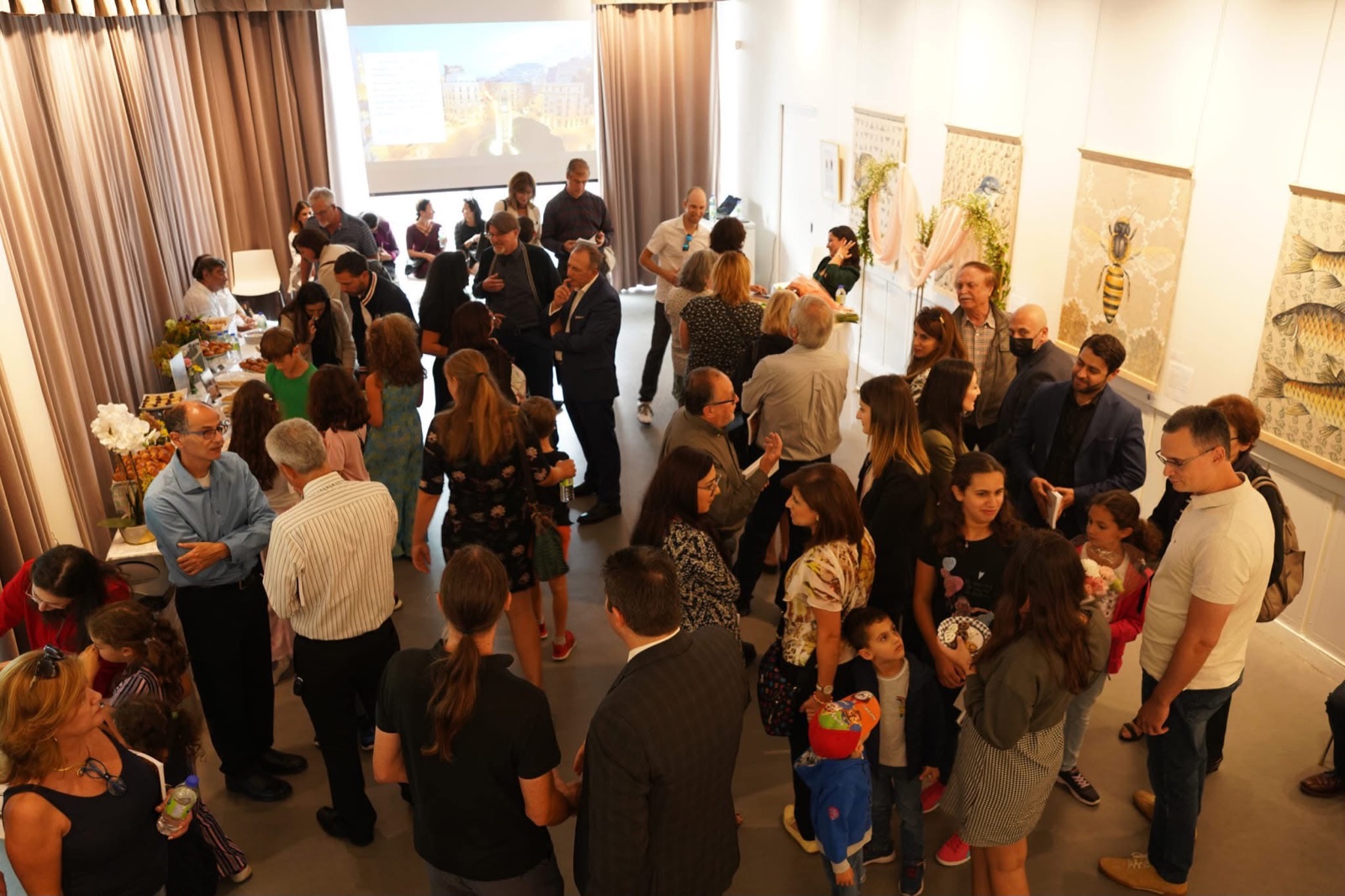 Vue d'ensemble du lancement, Beyrouth projetée en arrière-plan, public nombreux