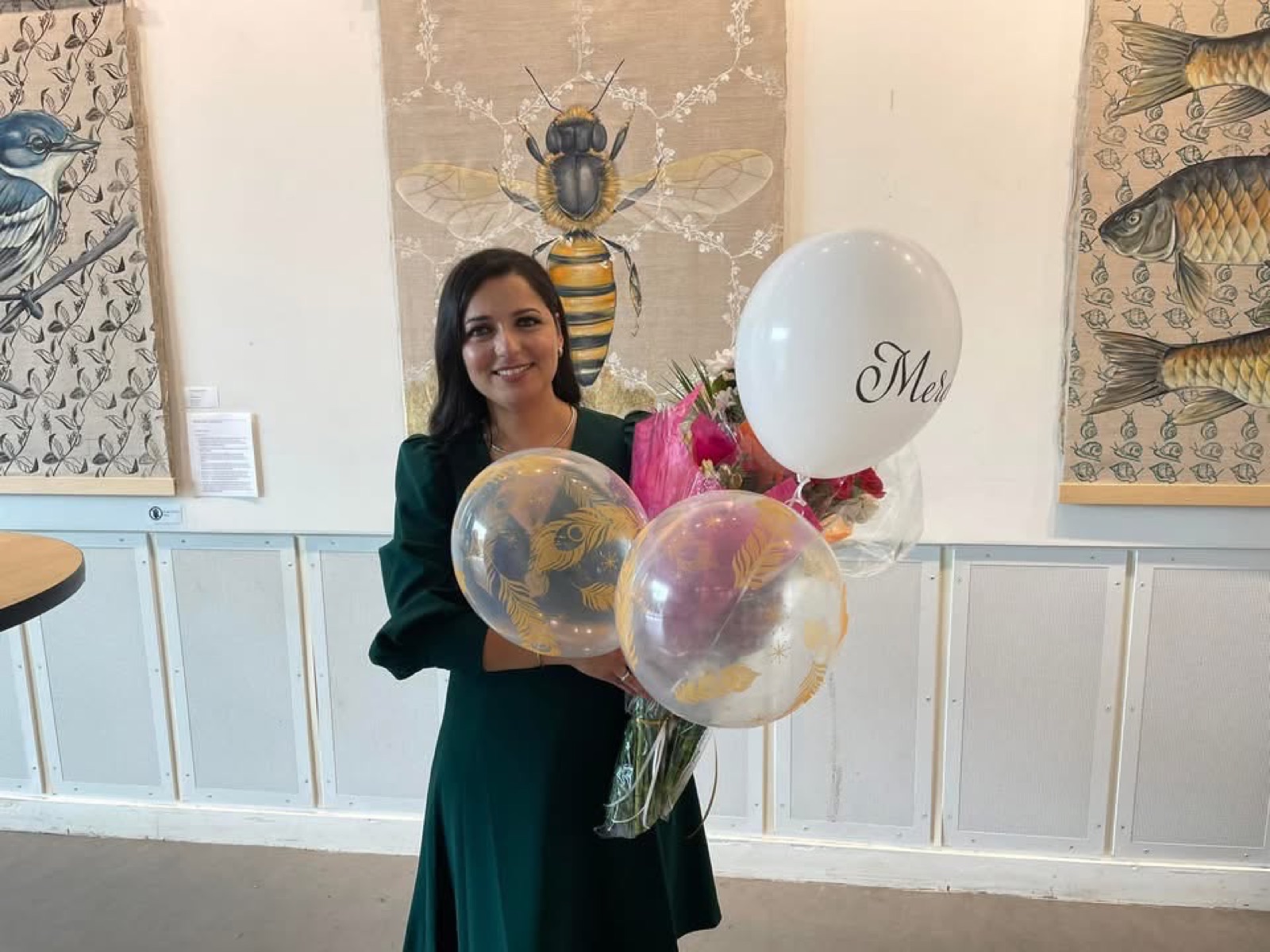 Salam Chaya tenant fleurs et ballons « Merci » à l'issue du lancement